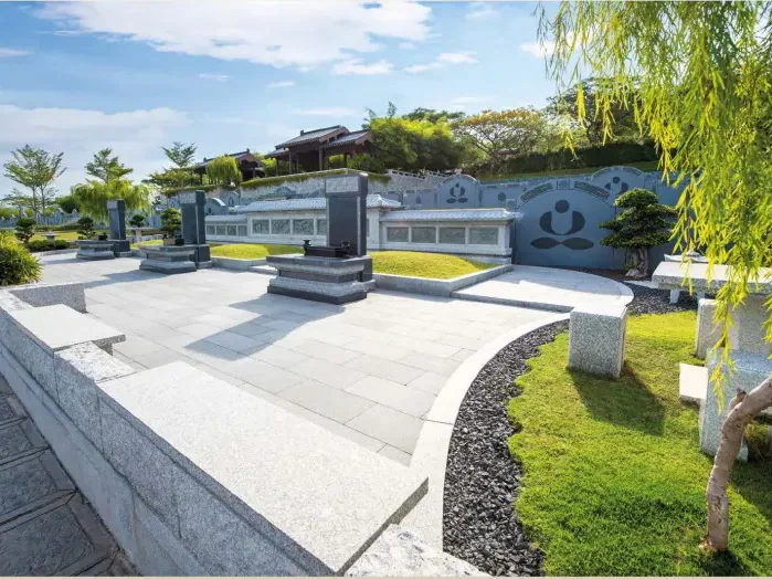 Family burial plot photographed in Nirvana's official Klang e-book